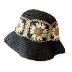Chapeau crocheté avec fleurs