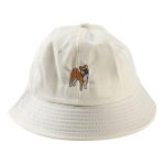 chapeau avec chien brodé